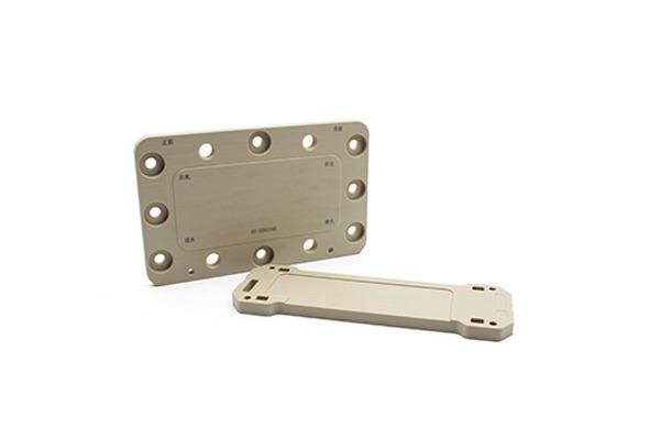 PEEKエンドプレート